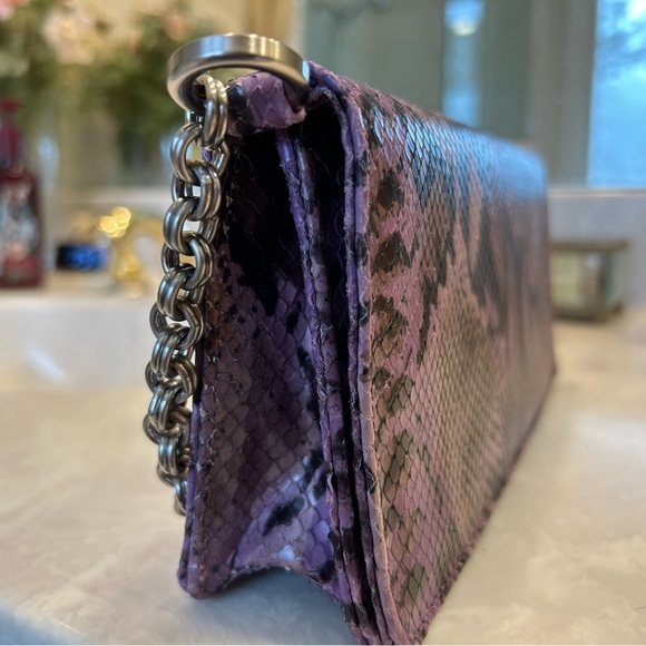 Purple snakeskin purse with short shoulder strap, chain detail. Magnet closure. - Picture 3 of 16
